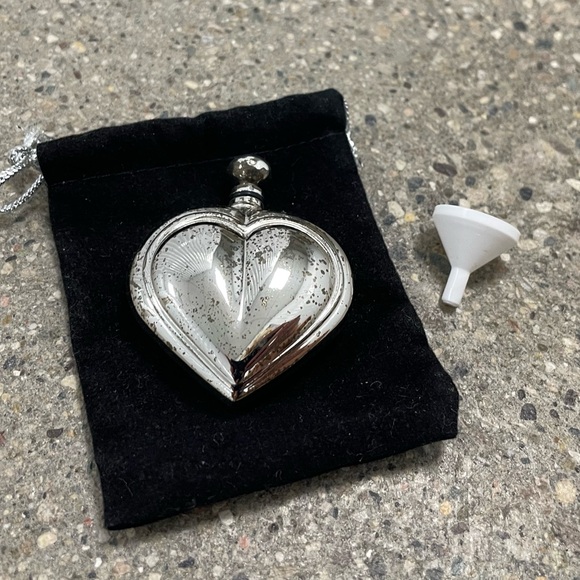 Vintage Silver-tone Heart Shaving Perfume Decanter W/ dabber & carrying bag - Picture 1 of 10